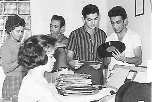 Ainda no clima de comemoração dos 51 anos da rádio Difusora, mostramos hoje uma foto que nos foi trazida pela amiga Maria Abadia Garcia, que aliás foi uma das primeiras funcionárias da emissora, ainda na rua do Comércio, no andar de cima do Banco de Crédi